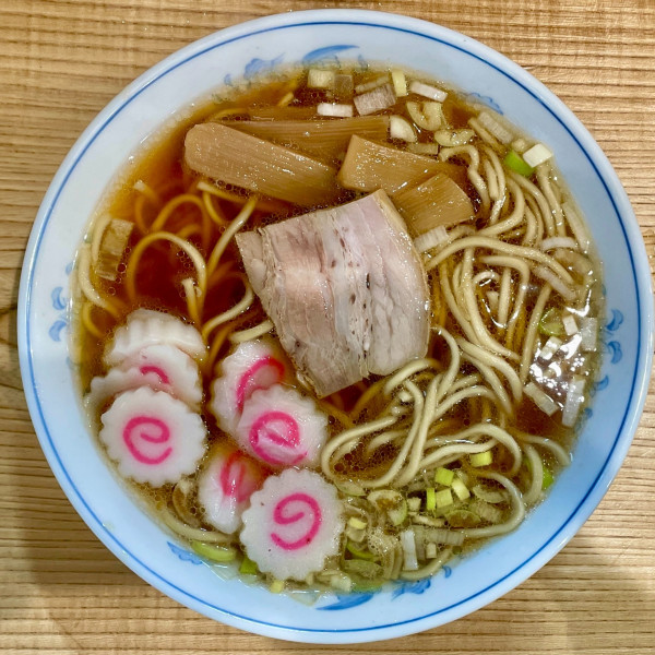 「サッポロ赤星２本＋青菜皿＋メンマ皿→ らーめん ナルト増し」@らーめん 高尾の写真