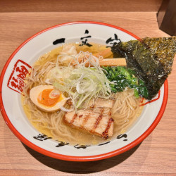 海老塩ワンタンめん（1380円）