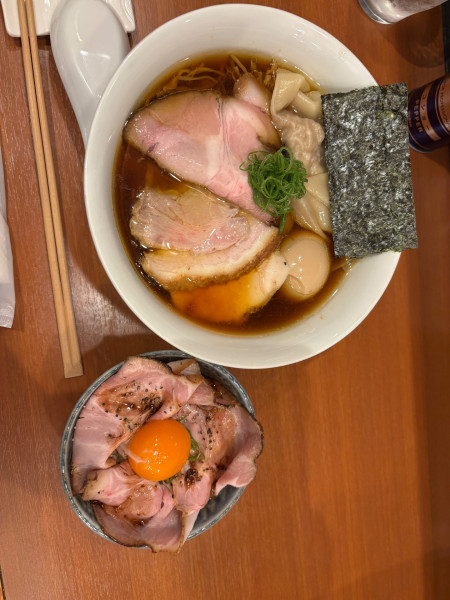 「特製醤油ラーメン　ローストビーフ丼」@自家製手もみ麺 鈴ノ木の写真