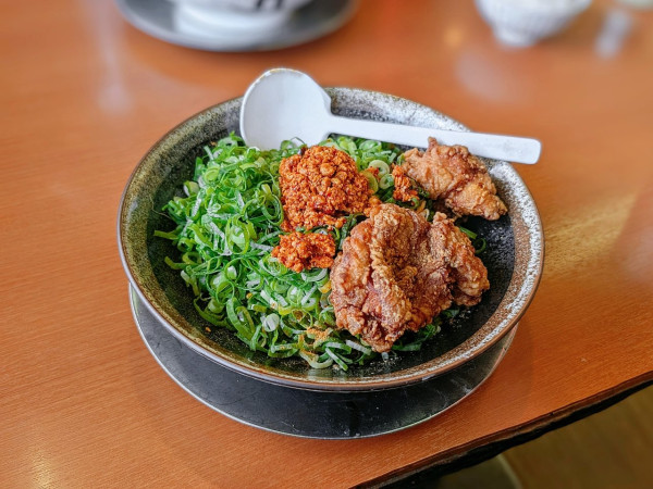 「から揚げ汁なし担々麺」@担担麺頑固本舗 麺屋 紅胡麻 本荘店の写真