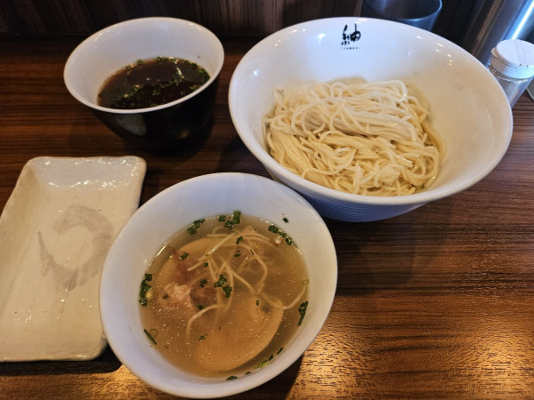 「限定 地ハマグリの塩、サバ節と羅臼昆布の醤油の昆布水もりつけそば」@紬生の写真