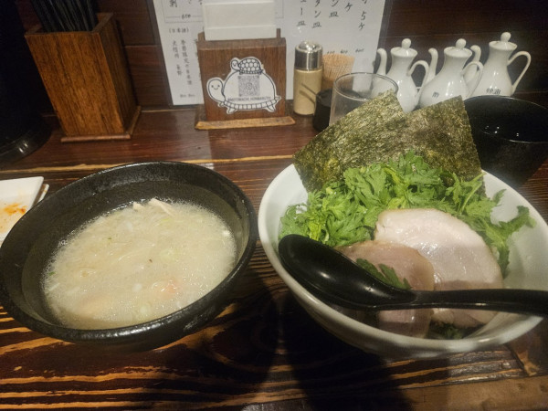 「本丸塩つけ麺 春菊海老ワンタンTP」@横濱元町 本丸亭 横浜店の写真