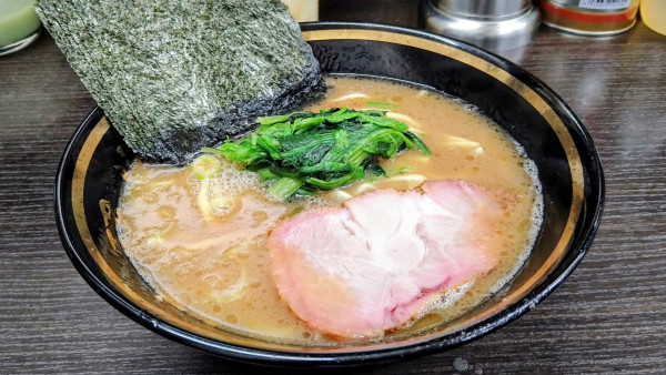 「ラーメン(味濃いめ・麺硬め)+海苔」@横濱家系ラーメン 勝鬨家の写真