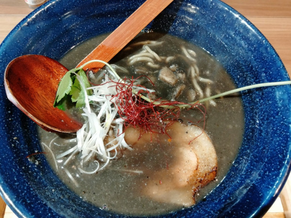「紋甲イカ墨ラーメン」@和風魚介出汁創作麺処 後関の写真