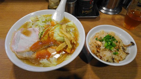 「秋鮭ちゃんちゃんらーめん＋鮭とキノコの炊きこみごはん」@らーめん ぱったぱたの写真