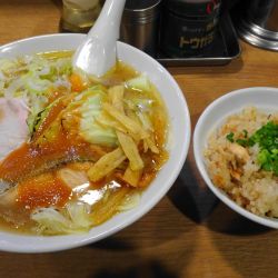 秋鮭ちゃんちゃんらーめん＋鮭とキノコの炊きこみごはん