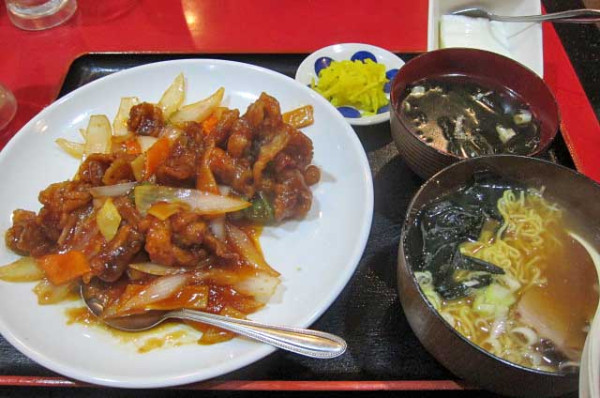 「酢豚の定食　900円＋半ラーメン　200円」@花彫酒家の写真