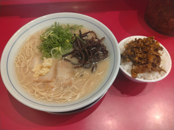 「本格博多ラーメン¥700+ライス無料」@本場博多ラーメン せまかっちゃん 神田店の写真