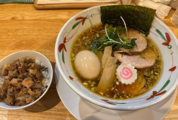 「特製醤油らーめん+肉ごはん」@らーめん天神下 大喜の写真