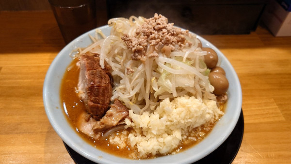 「ラーメン 麺150g ニンニクヤサイ」@俺の生きる道 錦糸町店の写真