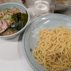 肉入りつけ麺（半麺、950円）