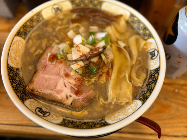「すごい煮干しラーメン」@すごい煮干ラーメン凪 新宿ゴールデン街店 本館の写真
