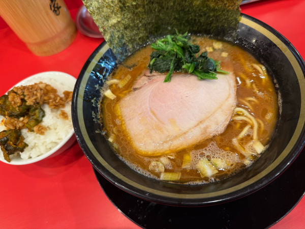 「ラーメン並+ライス食べ放題」@家系ラーメン大﨑家 末広町店の写真