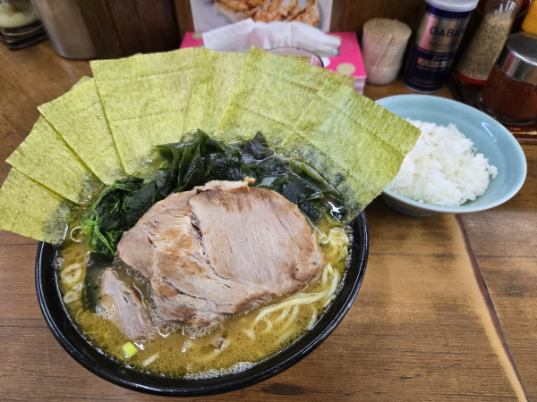 「ラーメン 大盛り+のり+わかめ」@英吉家の写真