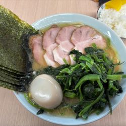 ラーメン+チャーシュー+味玉+海苔+ほうれん草+小ライス