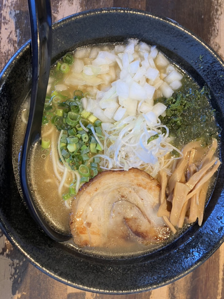 「あっさり鶏白湯らーめん900円＋たまねぎ50円」@麺屋 飛翔の写真
