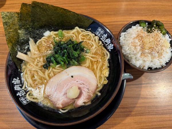「家系ラーメン醤油並+ライス二杯」@横浜家系ラーメン 壱角家 上尾店の写真