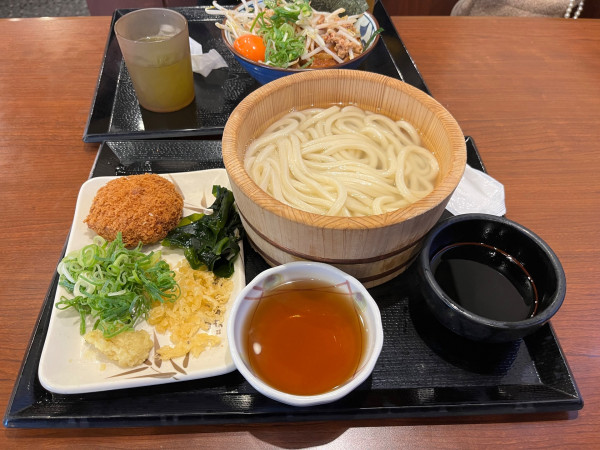 「釜揚うどん370円 メンチカツ210円 肉ニラ玉ぶっかけ89」@丸亀製麺 武石インター店の写真