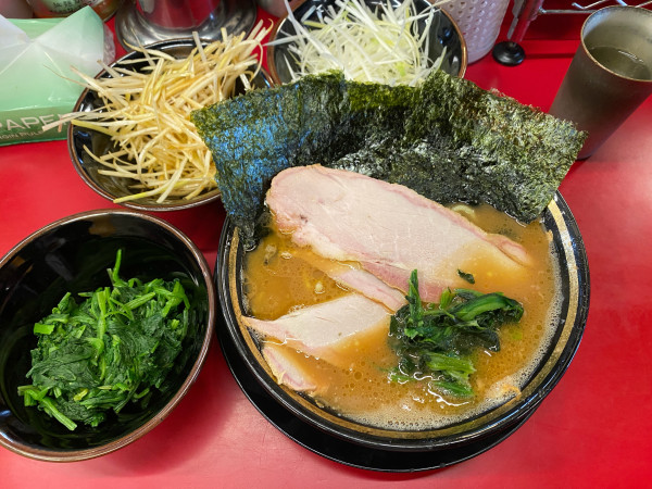 「ネギチャーシューメン(白)、生ほうれん草」@柏 王道家の写真