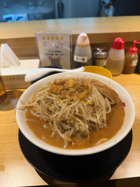 「ラーメン中 1100円 生卵100円」@ヤンナラヤロウヨの写真