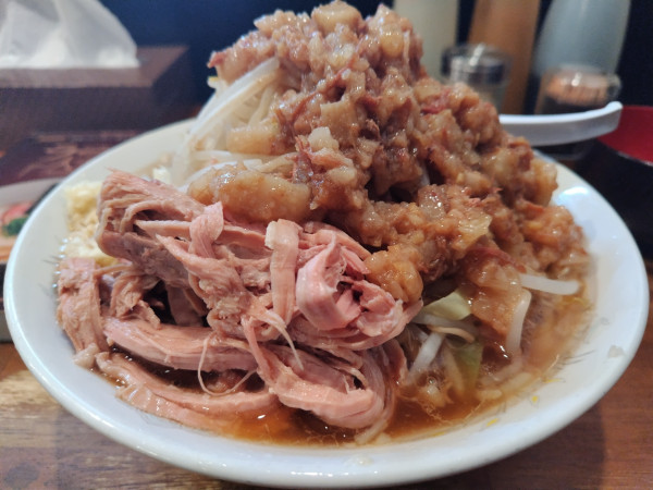 「ラーメン　※野菜＆ニンニクまし　＋味つきアブラ：サービス」@麺とび 六方 エルサあづみ野店の写真