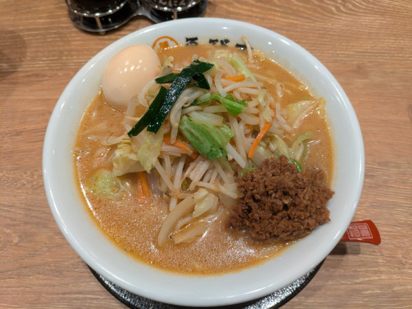 「野菜たっぷり味噌󠄀(並盛)＋とろ〜り味玉」@味噌ラーメン ゑびす 春日井西山店の写真