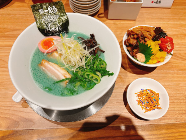 「コラボラーメン(青)+博多まつりめし」@一風堂 大名本店別館の写真