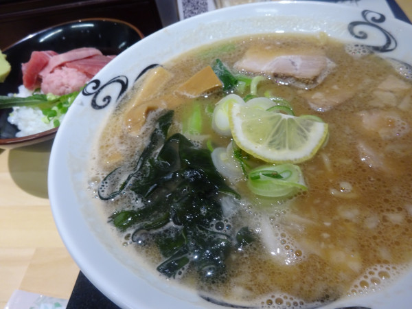 「まぐろ豚骨ラーメン＋本マグロ丼ハーフ　1,500円」@めん屋 まぐ郎の写真