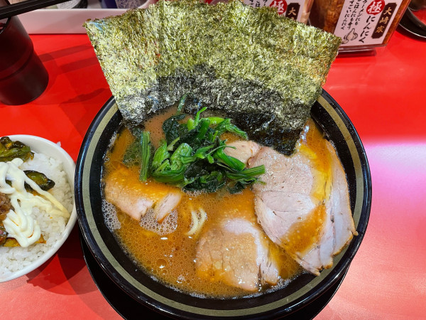 「ラーメン(並)¥950ライス¥100」@横浜家系ラーメン 大﨑家の写真