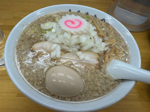 「背脂蔵出し醤油ラーメン　ちぢれ太麺　900(大盛150+味玉15」@喜多方食堂 磯崎の写真