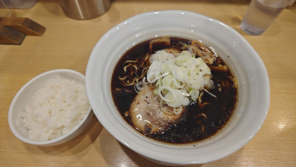 「黒醤油ラーメンご飯（小）セット」@らぁめん次元の写真