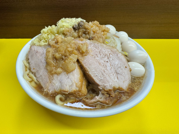 「ラーメン中＋豚増し＋生姜＋ウズラ」@豚が1番⭐︎脂が2番の写真