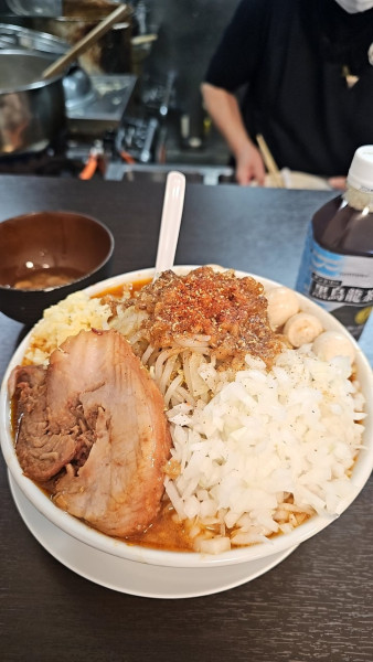 「【限定】辛いラーメン（中）全マシ うずら タマネギ」@ラーメンたかしの写真