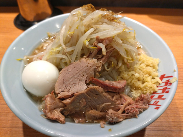 「ラーメン（少なめ）￥950＋ゆで玉子（サービス）」@メガガンジャ JR川越駅店の写真