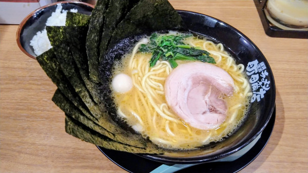「ラーメン(味濃いめ･麺硬め)+海苔」@町田商店 高輪ゲートウェイ店の写真