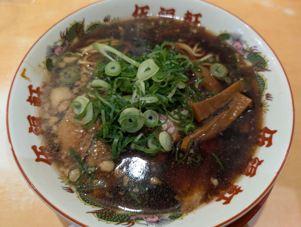 「背脂黒醤油ラーメン」@伍福軒 新宿西口店の写真