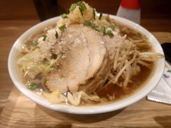 「豚吉スープ麺特大  野菜  ニンニク  背脂」@豚吉 糀谷店の写真