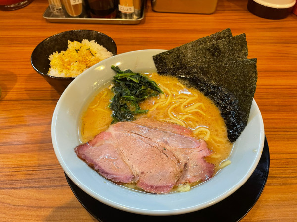 「醤油ラーメン850円+ごはん食べ放題200円」@横浜家系ラーメン 気合家 一宮店の写真