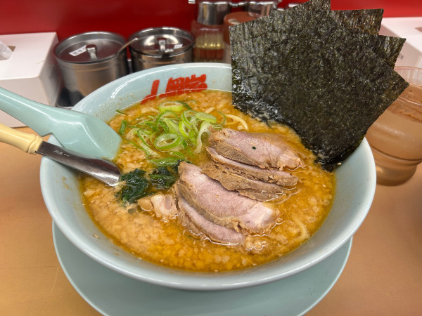「特製味噌チャーシューメン　のり　背脂ダブル　熱々　カタコイ」@ラーメン山岡家 岩瀬店の写真