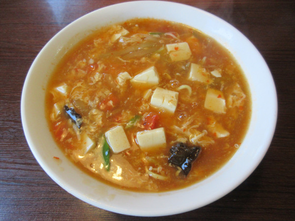 「酸っぱい辛いラーメン（890円）」@上海龍亭の写真