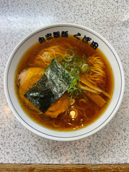 「醤油らーめん(950円)」@自家製麺 らーめん くぼ田の写真