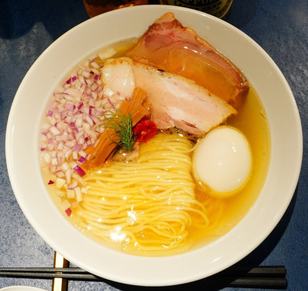 「塩ラーメン シグネチャー＋サッポロラガー赤星（中瓶）」@Ramen金碧の写真