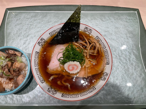 「醤油らぁ麺 ¥1000 豚炙り焼き丼 ¥420」@らぁ麺 花萌葱の写真