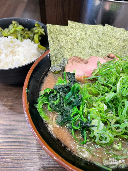 「ラーメン 並 九条ネギ ライス」@横浜家系らーめん 武道家の写真