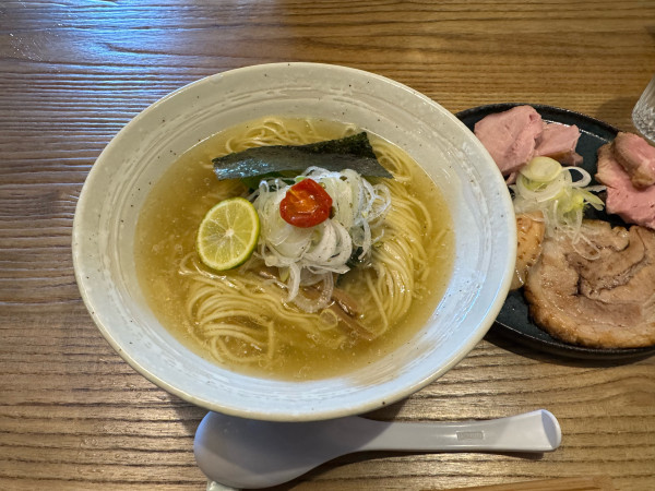「塩らぁ麺+チャーシュー5種盛」@麺屋 さくら井の写真