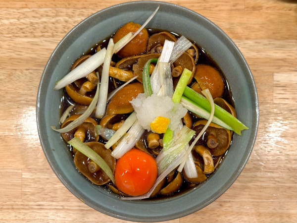 「★＜限定10食＞ジャンボなめこ南蛮(極太手打ち)🍜¥1,480」@だしと麺 遊泳の写真