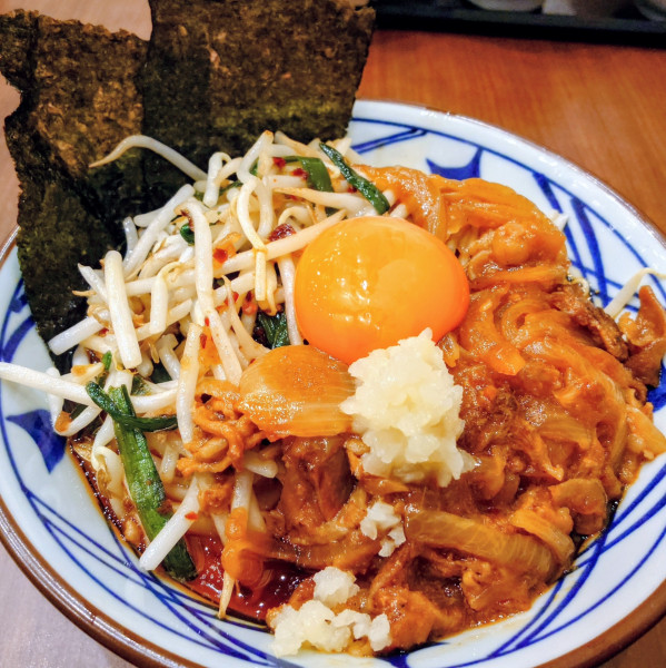 「旨辛 肉盛りニラ玉ぶっかけ」@丸亀製麺 ハマサイトの写真