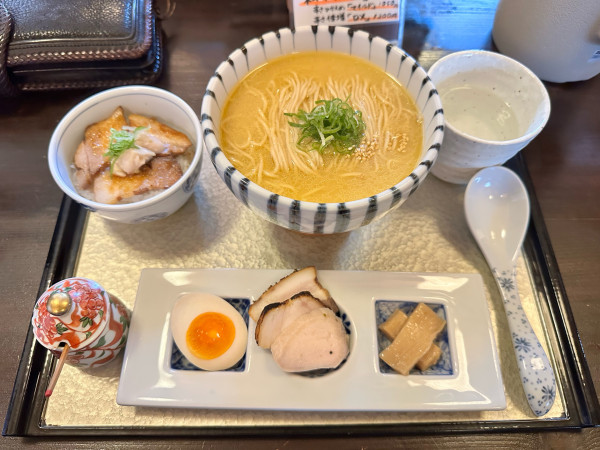 「名古屋コーチン白みそらぁ麺とミニチャーシュー丼」@麺屋 八っすんばの写真