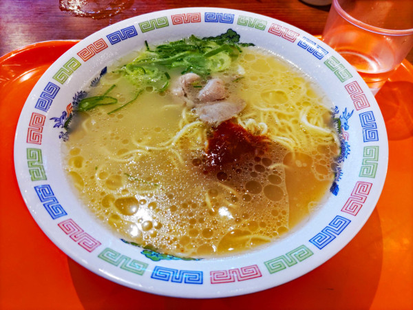 「博多ラーメン・フツウ290円＋旨辛具100円」@博多ラーメン はかたや 川端店の写真