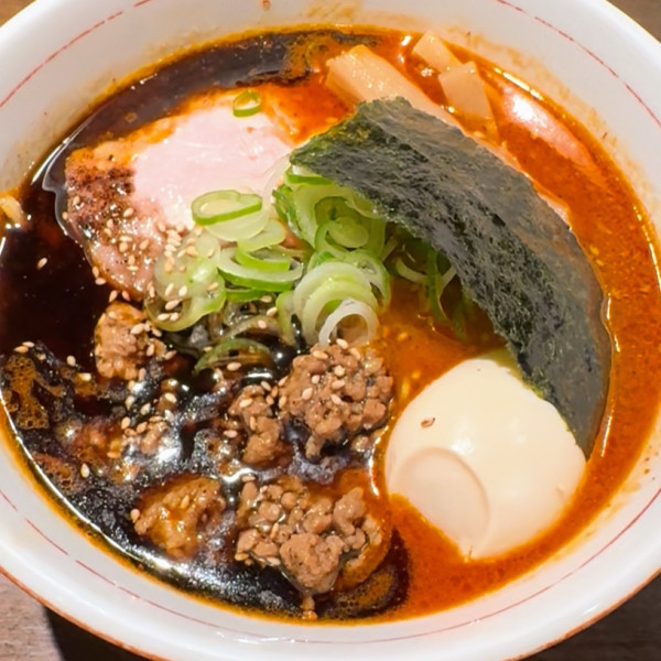 「【期間限定】辛味噌らあ麺（中辛）1,080円他＋小ライス」@麺や 虎徹の写真